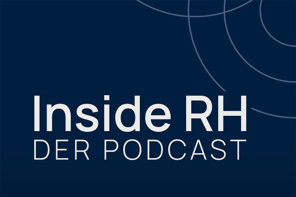 Schriftzug 'Inside RH DER PODCAST' auf blauem Hintergrund